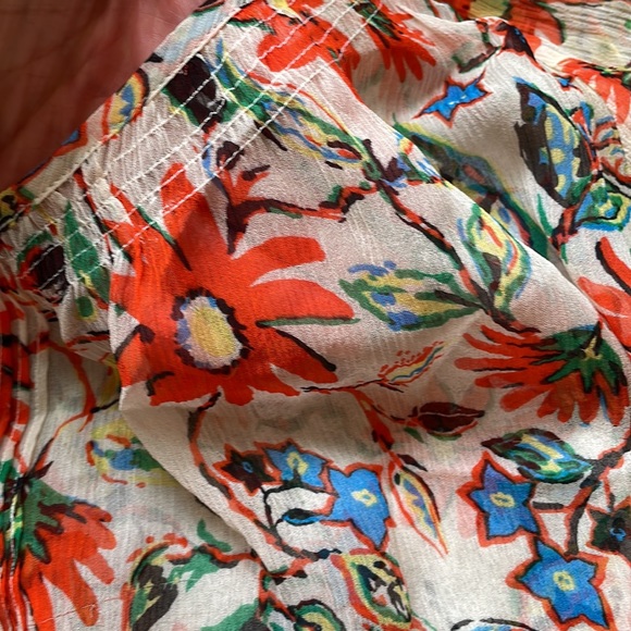 Size M. Joie flowers blouse. - Picture 4 of 6